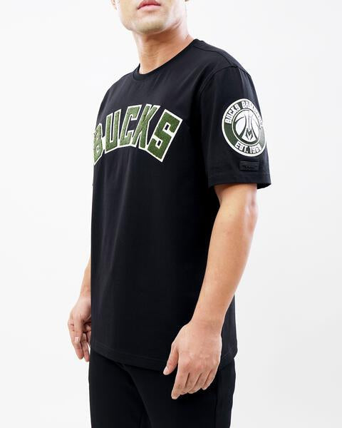 NBA MILWAUKEE BUCKS CLASSIC CHENILLE MEN'S TEE (BLACK)