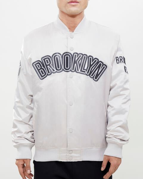 NBA BROOKLYN NETS BLOUSON EN SATIN À GRAND LOGO POUR HOMME (ARGENT)