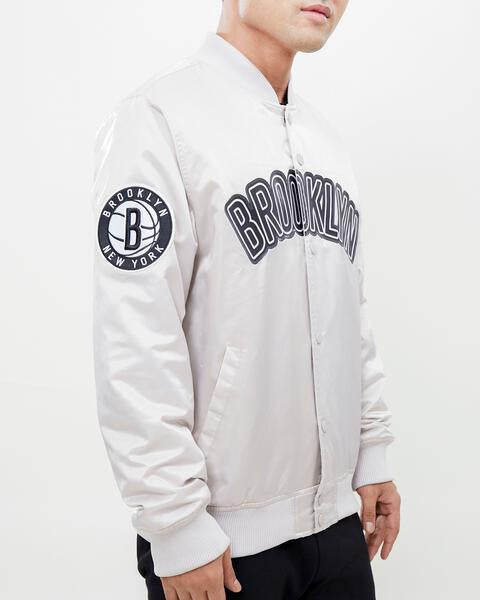 NBA BROOKLYN NETS BLOUSON EN SATIN À GRAND LOGO POUR HOMME (ARGENT)