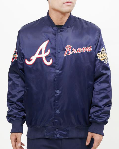 MLB ATLANTA BRAVES BLOUSON EN SATIN À LOGO IMPRIMÉ À LA POITRINE POUR HOMME (MARINE MINUIT)