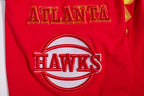 NBA ATLANTA HAWKS OLD ENGLISH T-SHIRT POUR HOMME (ROUGE)
