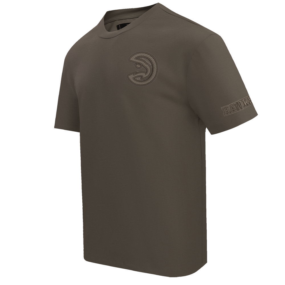 NBA ATLANTA HAWKS NEUTRAL MEN'S DROP SHOULDER TEE (DARK TAUPE)