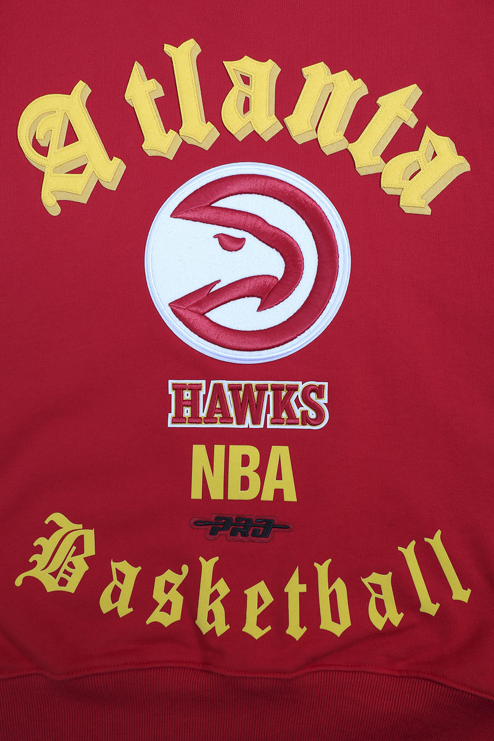 NBA ATLANTA HAWKS OLD ENGLISH MEN'S CREWNECK (RED)