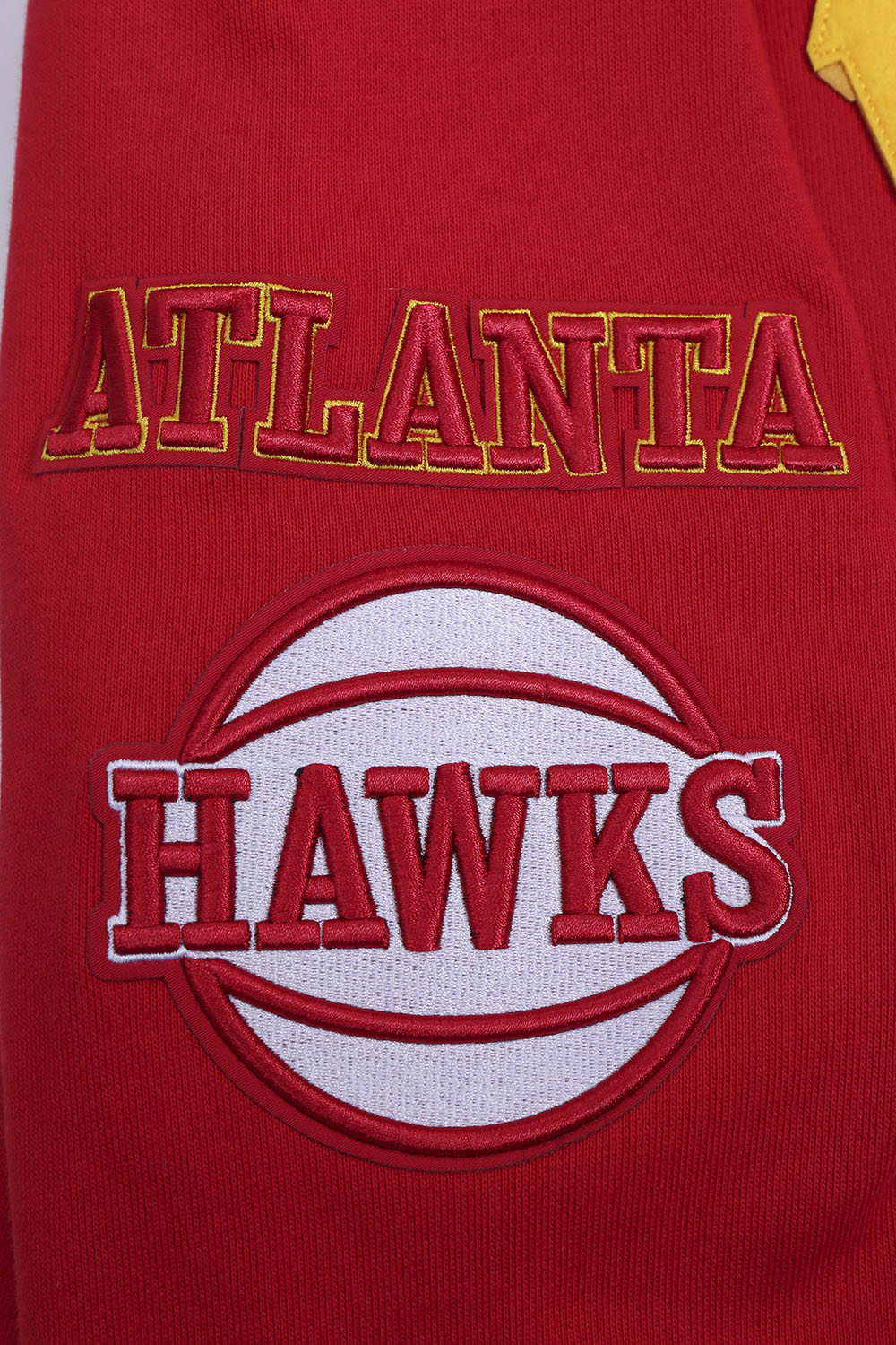 NBA ATLANTA HAWKS OLD ENGLISH MEN'S CREWNECK (RED)