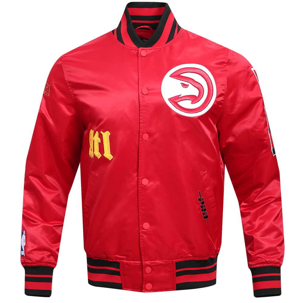 NBA ATLANTA HAWKS OLD ENGLISH BLOUSON EN SATIN À BORDS CÔTELÉS POUR HOMME (ROUGE/NOIR)