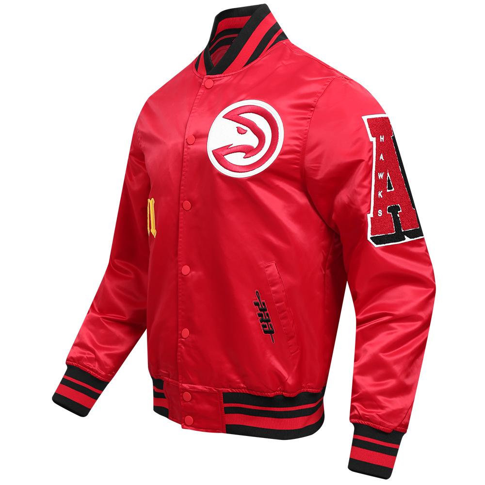 NBA ATLANTA HAWKS OLD ENGLISH BLOUSON EN SATIN À BORDS CÔTELÉS POUR HOMME (ROUGE/NOIR)
