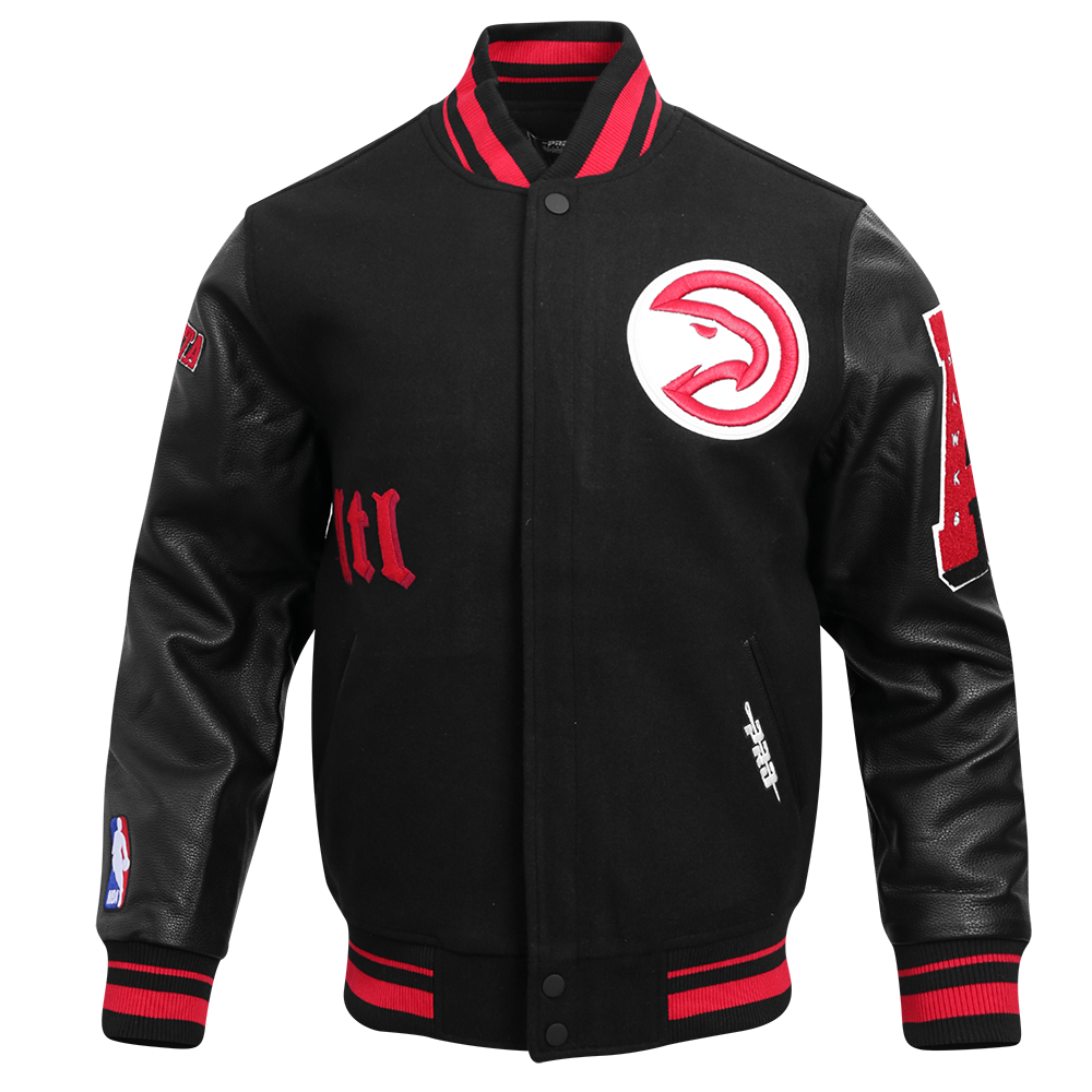 NBA ATLANTA HAWKS OLD ENGLISH BLOUSON COLLÉGIAL EN LAINE À BORDS CÔTELÉS POUR HOMME (NOIR/ROUGE/NOIR)