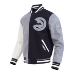 NBA ATLANTA HAWKS REVERSE FRENCH TERRY BLOUSON COLLÉGIAL EN LAINE À BLOCS DE COULEUR POUR HOMME (NOIR/GRIS/COQUILLE D'ŒUF)