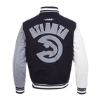 NBA ATLANTA HAWKS REVERSE FRENCH TERRY BLOUSON COLLÉGIAL EN LAINE À BLOCS DE COULEUR POUR HOMME (NOIR/GRIS/COQUILLE D'ŒUF)