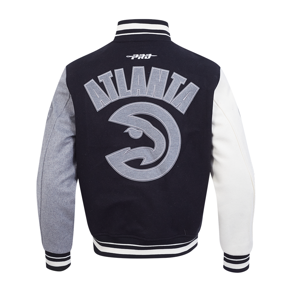NBA ATLANTA HAWKS REVERSE FRENCH TERRY BLOUSON COLLÉGIAL EN LAINE À BLOCS DE COULEUR POUR HOMME (NOIR/GRIS/COQUILLE D'ŒUF)