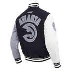 NBA ATLANTA HAWKS REVERSE FRENCH TERRY BLOUSON COLLÉGIAL EN LAINE À BLOCS DE COULEUR POUR HOMME (NOIR/GRIS/COQUILLE D'ŒUF)