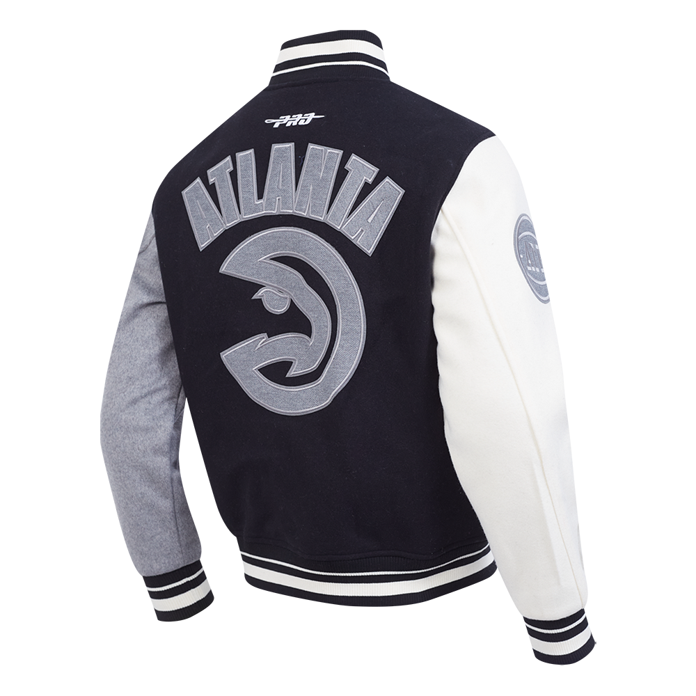 NBA ATLANTA HAWKS REVERSE FRENCH TERRY BLOUSON COLLÉGIAL EN LAINE À BLOCS DE COULEUR POUR HOMME (NOIR/GRIS/COQUILLE D'ŒUF)