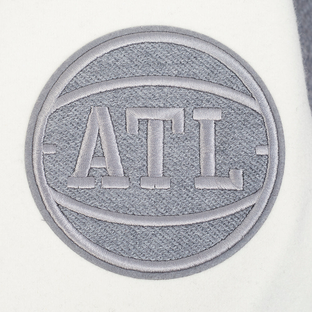NBA ATLANTA HAWKS REVERSE FRENCH TERRY BLOUSON COLLÉGIAL EN LAINE À BLOCS DE COULEUR POUR HOMME (NOIR/GRIS/COQUILLE D'ŒUF)