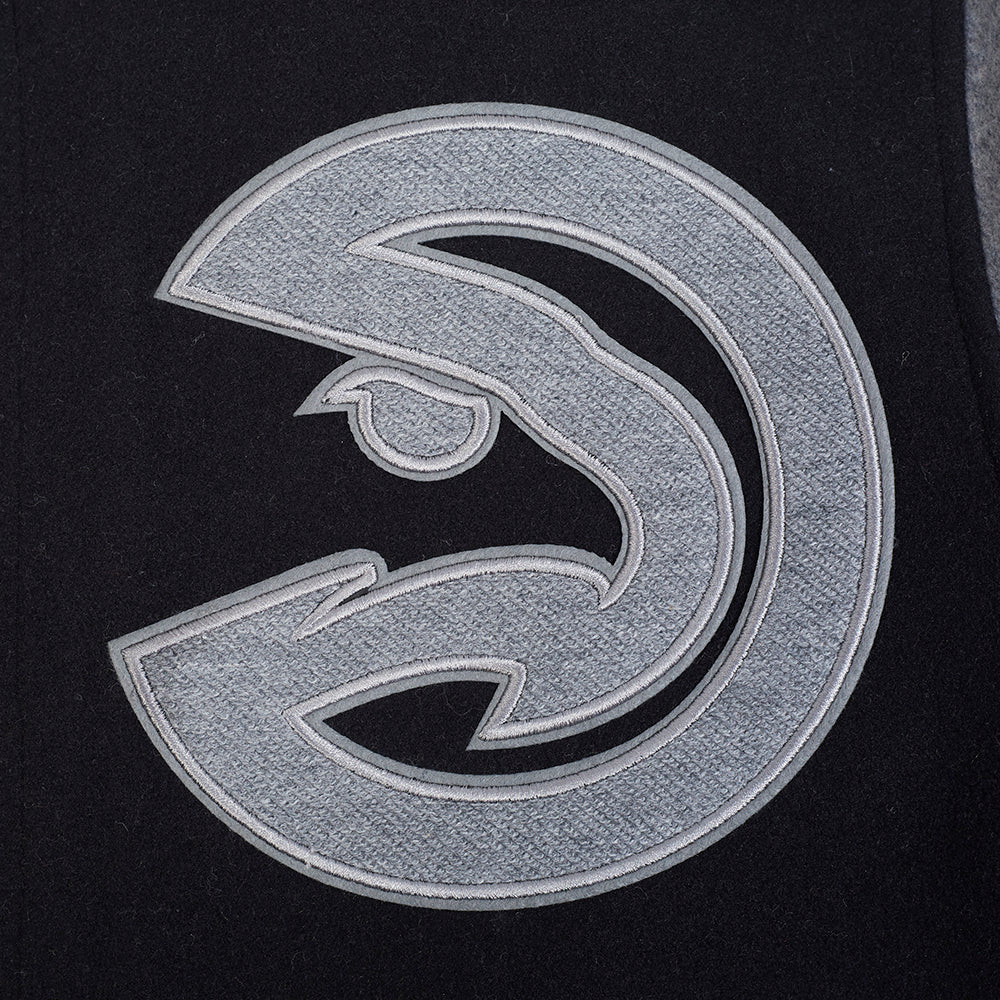NBA ATLANTA HAWKS REVERSE FRENCH TERRY BLOUSON COLLÉGIAL EN LAINE À BLOCS DE COULEUR POUR HOMME (NOIR/GRIS/COQUILLE D'ŒUF)