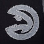 NBA ATLANTA HAWKS REVERSE FRENCH TERRY BLOUSON COLLÉGIAL EN LAINE À BLOCS DE COULEUR POUR HOMME (NOIR/GRIS/COQUILLE D'ŒUF)