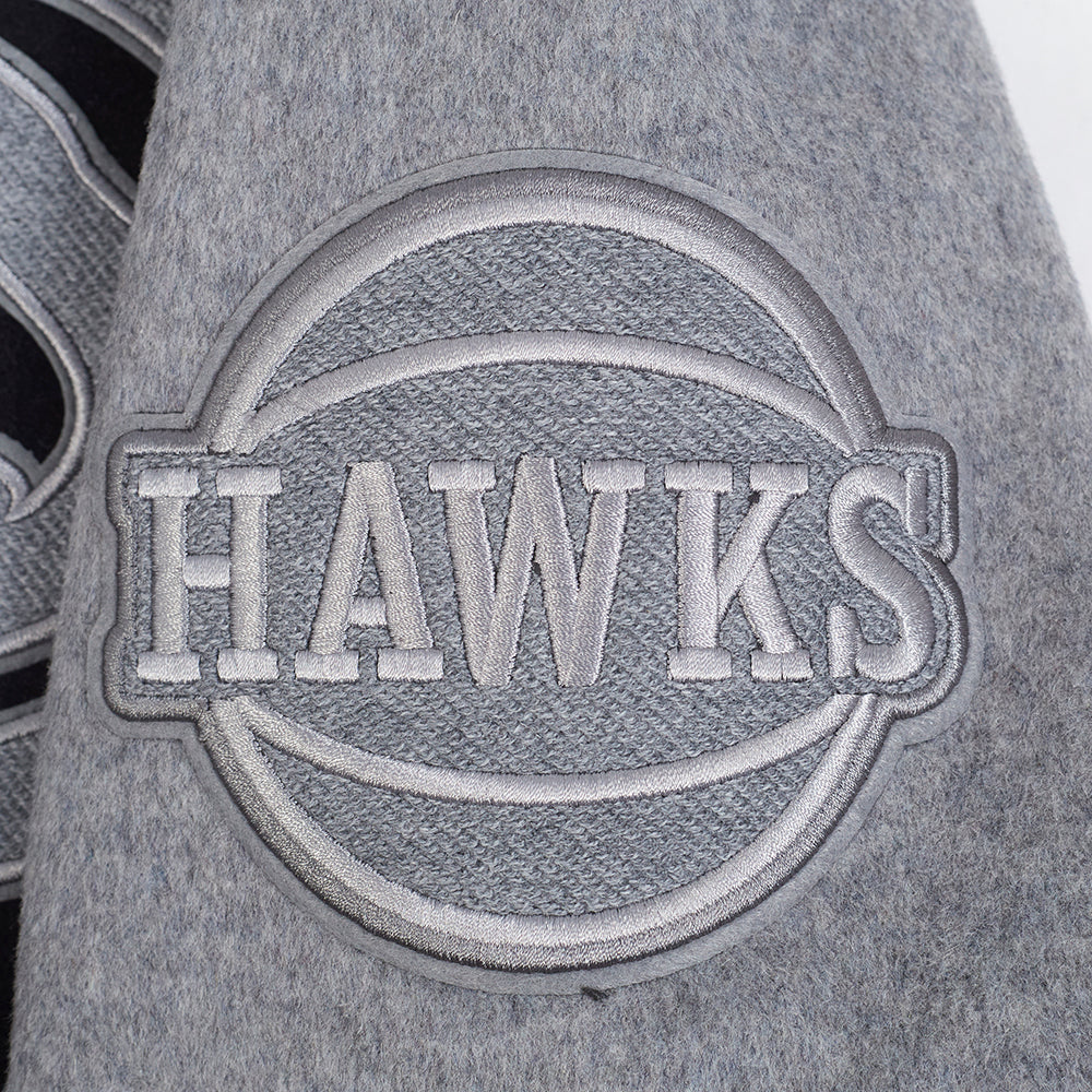 NBA ATLANTA HAWKS REVERSE FRENCH TERRY BLOUSON COLLÉGIAL EN LAINE À BLOCS DE COULEUR POUR HOMME (NOIR/GRIS/COQUILLE D'ŒUF)