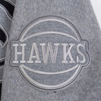 NBA ATLANTA HAWKS REVERSE FRENCH TERRY BLOUSON COLLÉGIAL EN LAINE À BLOCS DE COULEUR POUR HOMME (NOIR/GRIS/COQUILLE D'ŒUF)