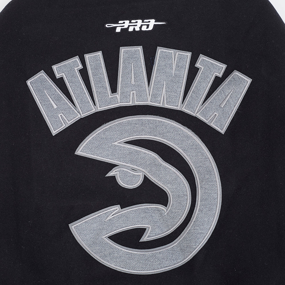 NBA ATLANTA HAWKS REVERSE FRENCH TERRY BLOUSON COLLÉGIAL EN LAINE À BLOCS DE COULEUR POUR HOMME (NOIR/GRIS/COQUILLE D'ŒUF)