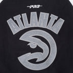 NBA ATLANTA HAWKS REVERSE FRENCH TERRY BLOUSON COLLÉGIAL EN LAINE À BLOCS DE COULEUR POUR HOMME (NOIR/GRIS/COQUILLE D'ŒUF)