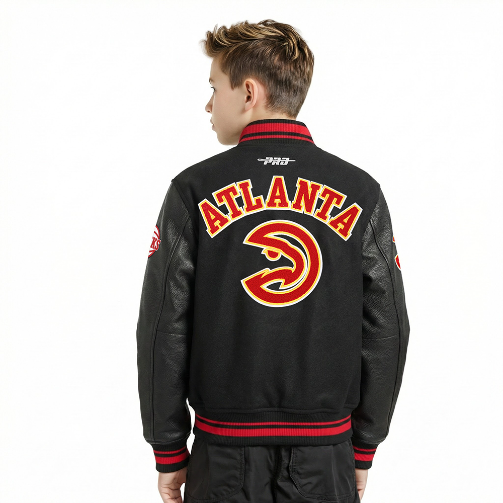 NBA ATLANTA HAWKS RETRO CLASSIC BLOUSON COLLÉGIAL EN LAINE À BORDS CÔTELÉS POUR GARÇON JUNIOR (NOIR/ROUGE/NOIR)