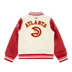 NBA ATLANTA HAWKS RETRO CLASSIC BLOUSON COLLÉGIAL EN LAINE À BORDS CÔTELÉS POUR GARÇON JUNIOR (COQUILLE D'ŒUF/ROUGE)