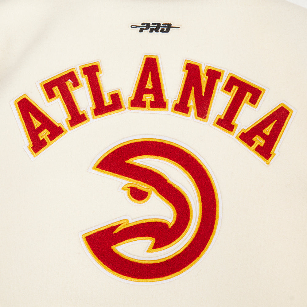 NBA ATLANTA HAWKS RETRO CLASSIC BLOUSON COLLÉGIAL EN LAINE À BORDS CÔTELÉS POUR GARÇON JUNIOR (COQUILLE D'ŒUF/ROUGE)