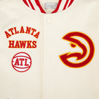 NBA ATLANTA HAWKS RETRO CLASSIC BLOUSON COLLÉGIAL EN LAINE À BORDS CÔTELÉS POUR GARÇON JUNIOR (COQUILLE D'ŒUF/ROUGE)