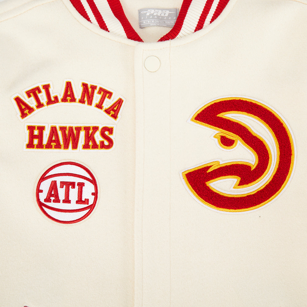 NBA ATLANTA HAWKS RETRO CLASSIC BLOUSON COLLÉGIAL EN LAINE À BORDS CÔTELÉS POUR GARÇON JUNIOR (COQUILLE D'ŒUF/ROUGE)