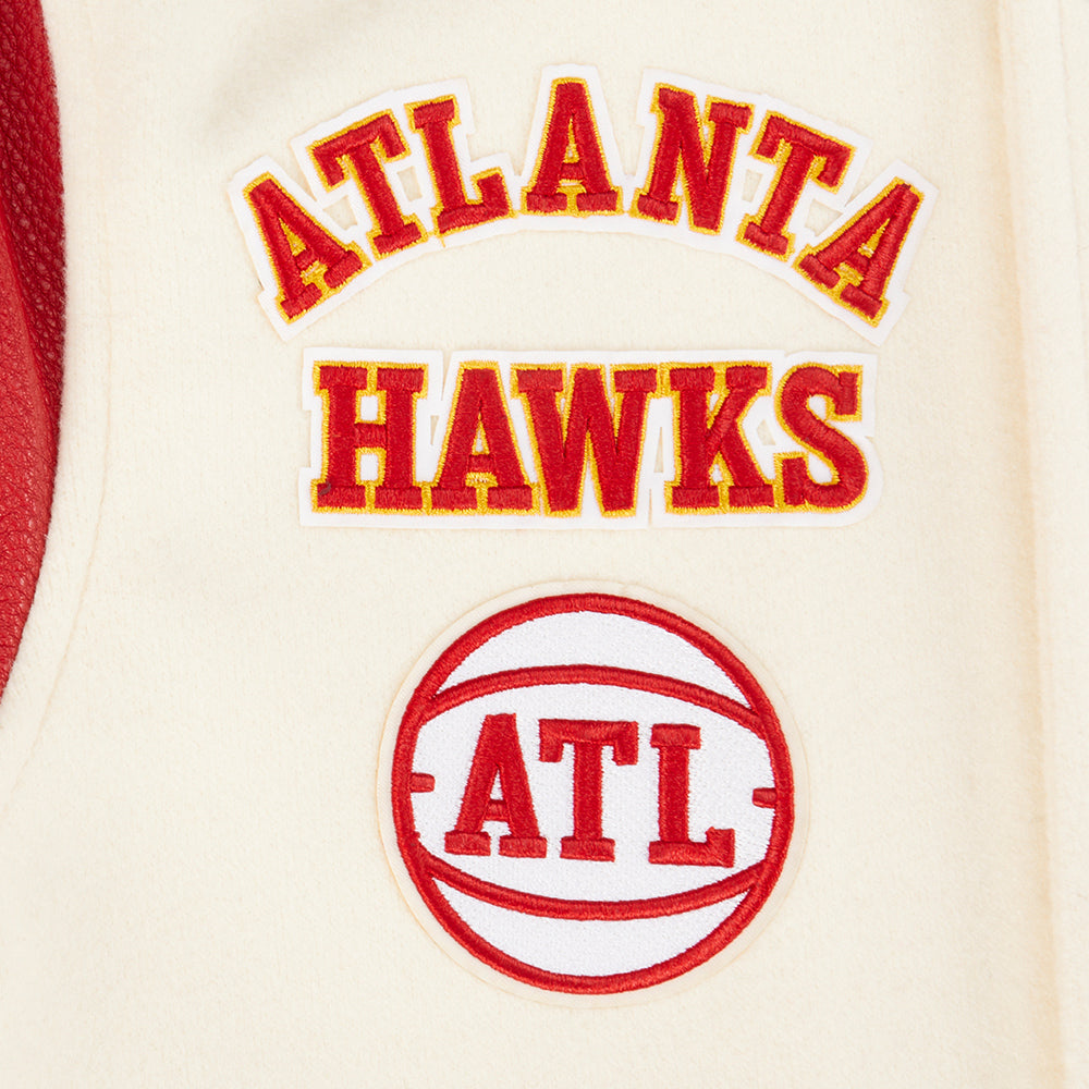 NBA ATLANTA HAWKS RETRO CLASSIC BLOUSON COLLÉGIAL EN LAINE À BORDS CÔTELÉS POUR GARÇON JUNIOR (COQUILLE D'ŒUF/ROUGE)