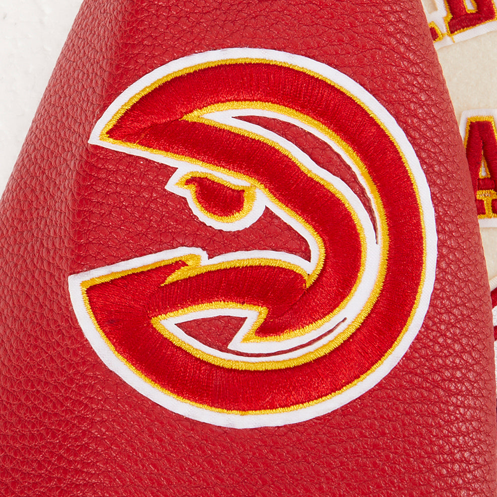 NBA ATLANTA HAWKS RETRO CLASSIC BLOUSON COLLÉGIAL EN LAINE À BORDS CÔTELÉS POUR GARÇON JUNIOR (COQUILLE D'ŒUF/ROUGE)