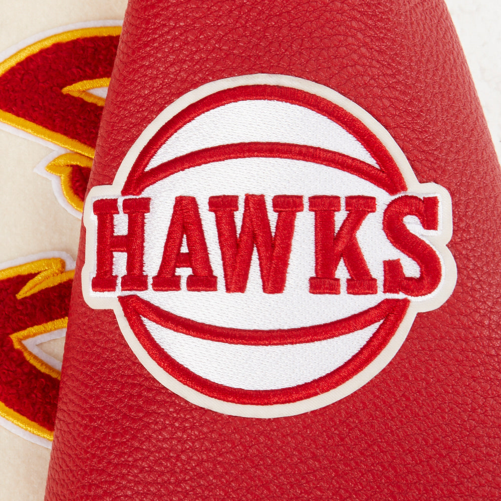 NBA ATLANTA HAWKS RETRO CLASSIC BLOUSON COLLÉGIAL EN LAINE À BORDS CÔTELÉS POUR GARÇON JUNIOR (COQUILLE D'ŒUF/ROUGE)
