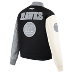 NBA ATLANTA HAWKS REVERSE FRENCH TERRY BLOUSON COLLÉGIAL EN LAINE POUR FEMME (NOIR/GRIS/COQUILLE D'ŒUF)