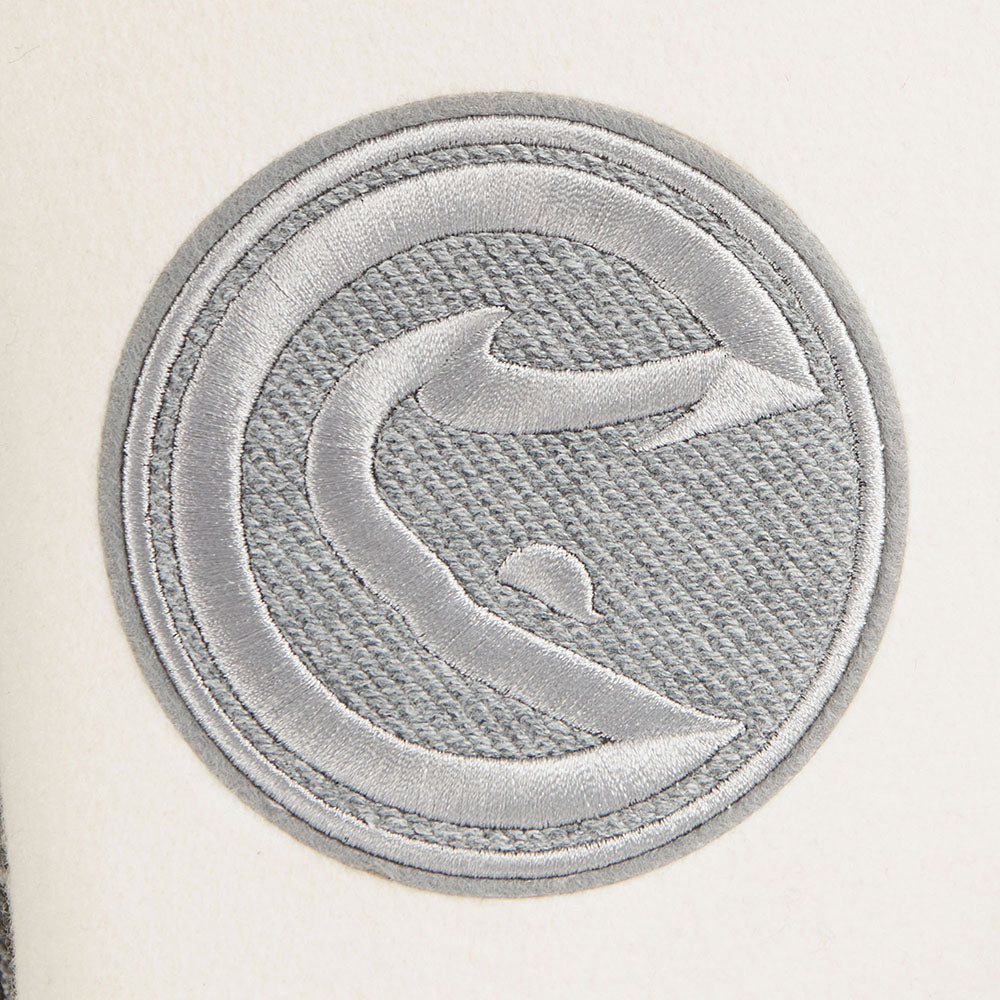 NBA ATLANTA HAWKS REVERSE FRENCH TERRY BLOUSON COLLÉGIAL EN LAINE POUR FEMME (NOIR/GRIS/COQUILLE D'ŒUF)