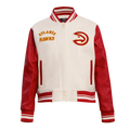 NBA ATLANTA HAWKS RETRO CLASSIC BLOUSON COLLÉGIAL EN LAINE À BORDS CÔTELÉS POUR FEMME (COQUILLE D'ŒUF/ROUGE)