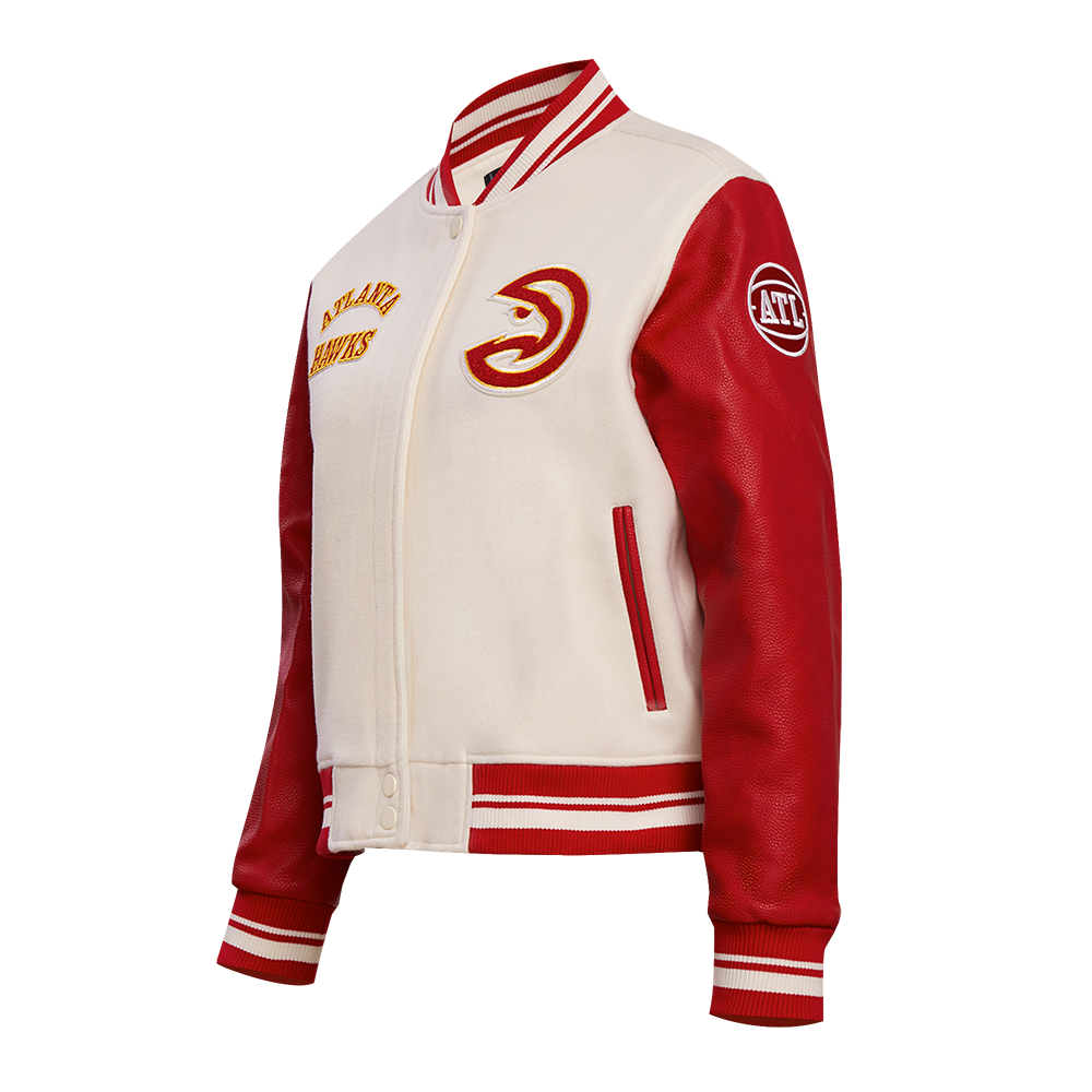 NBA ATLANTA HAWKS RETRO CLASSIC BLOUSON COLLÉGIAL EN LAINE À BORDS CÔTELÉS POUR FEMME (COQUILLE D'ŒUF/ROUGE)
