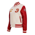 NBA ATLANTA HAWKS RETRO CLASSIC BLOUSON COLLÉGIAL EN LAINE À BORDS CÔTELÉS POUR FEMME (COQUILLE D'ŒUF/ROUGE)