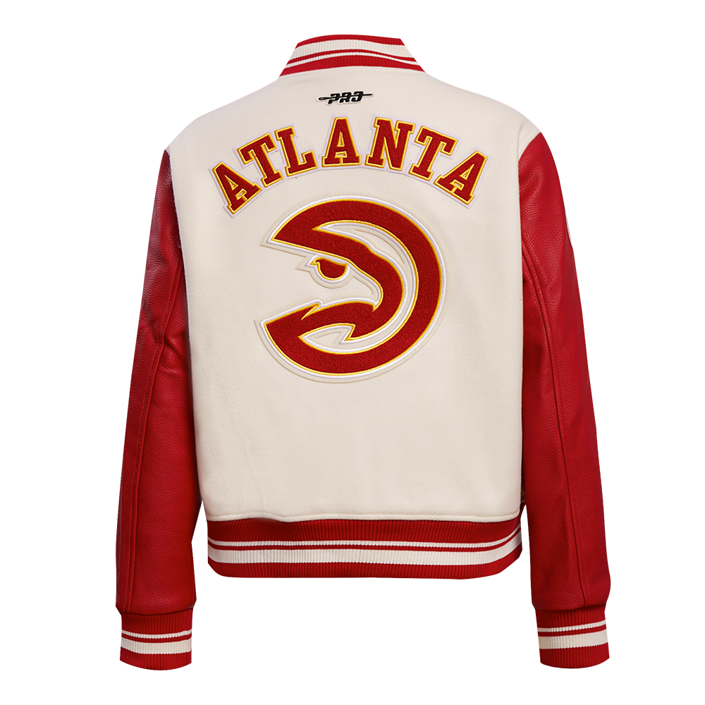 NBA ATLANTA HAWKS RETRO CLASSIC BLOUSON COLLÉGIAL EN LAINE À BORDS CÔTELÉS POUR FEMME (COQUILLE D'ŒUF/ROUGE)