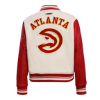 NBA ATLANTA HAWKS RETRO CLASSIC BLOUSON COLLÉGIAL EN LAINE À BORDS CÔTELÉS POUR FEMME (COQUILLE D'ŒUF/ROUGE)