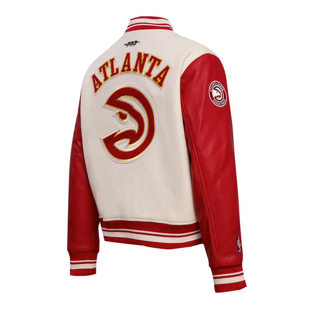 NBA ATLANTA HAWKS RETRO CLASSIC BLOUSON COLLÉGIAL EN LAINE À BORDS CÔTELÉS POUR FEMME (COQUILLE D'ŒUF/ROUGE)