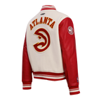 NBA ATLANTA HAWKS RETRO CLASSIC BLOUSON COLLÉGIAL EN LAINE À BORDS CÔTELÉS POUR FEMME (COQUILLE D'ŒUF/ROUGE)