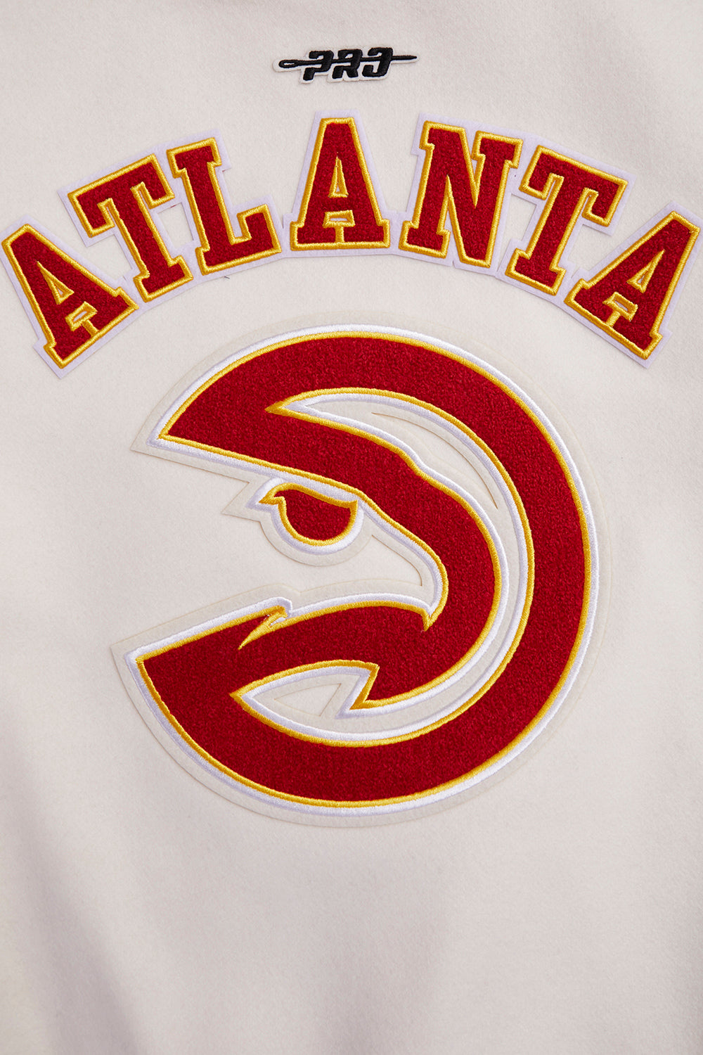 NBA ATLANTA HAWKS RETRO CLASSIC BLOUSON COLLÉGIAL EN LAINE À BORDS CÔTELÉS POUR FEMME (COQUILLE D'ŒUF/ROUGE)
