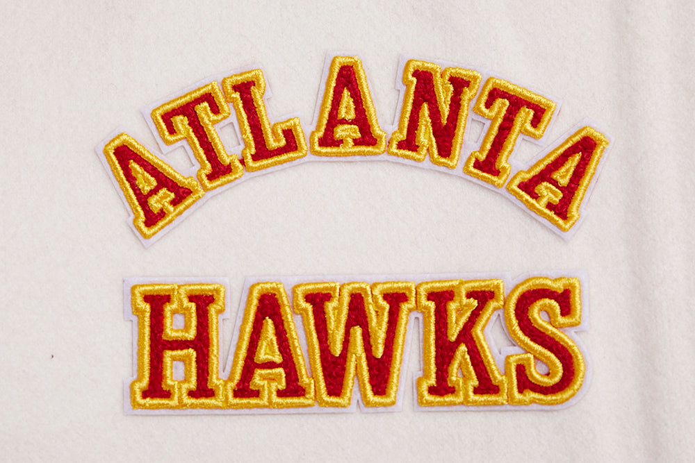 NBA ATLANTA HAWKS RETRO CLASSIC BLOUSON COLLÉGIAL EN LAINE À BORDS CÔTELÉS POUR FEMME (COQUILLE D'ŒUF/ROUGE)