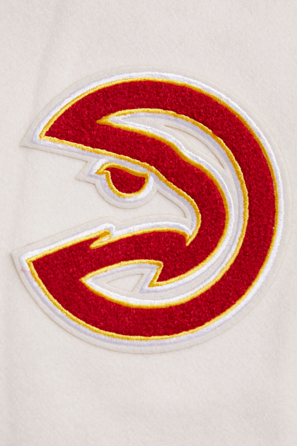 NBA ATLANTA HAWKS RETRO CLASSIC BLOUSON COLLÉGIAL EN LAINE À BORDS CÔTELÉS POUR FEMME (COQUILLE D'ŒUF/ROUGE)