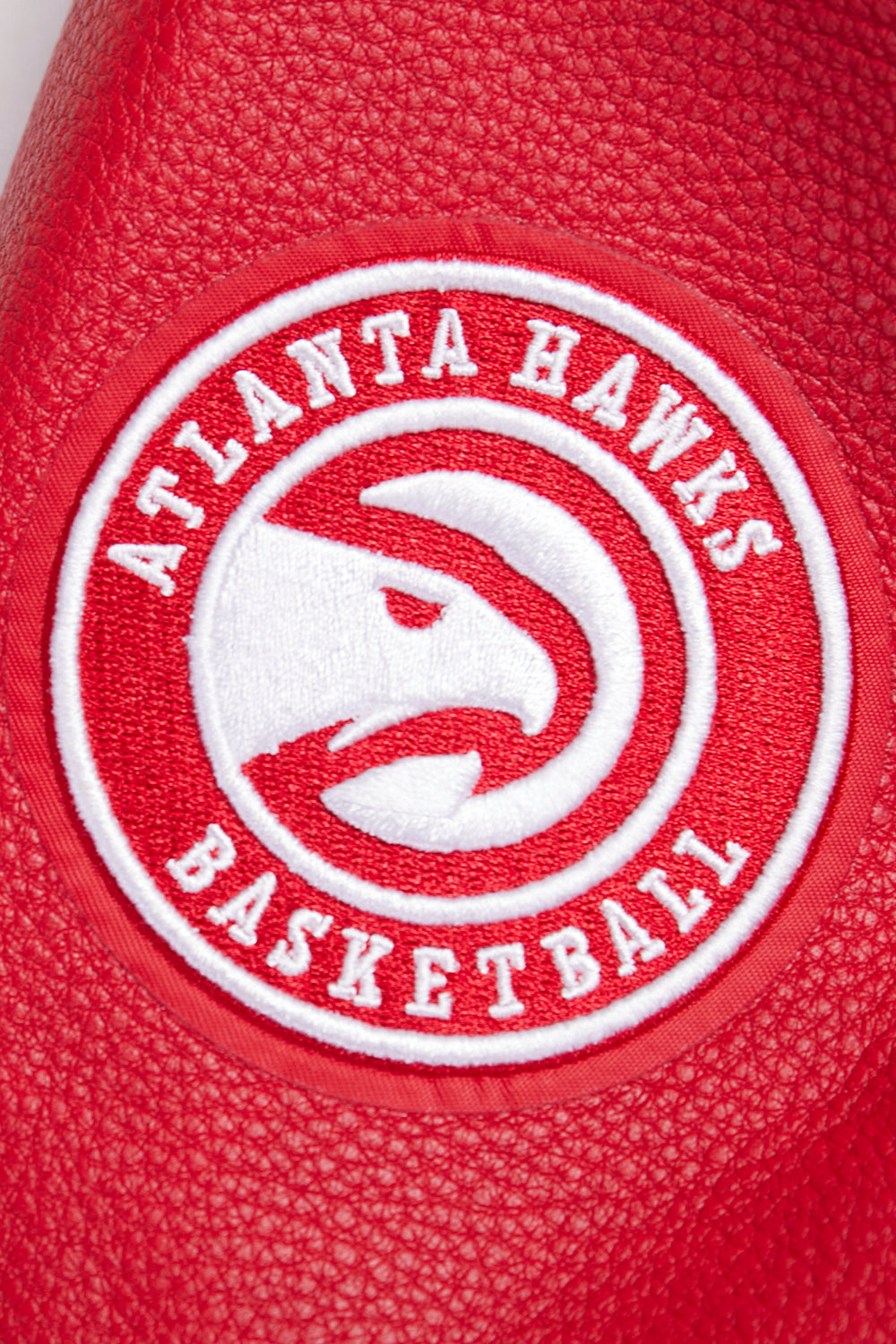 NBA ATLANTA HAWKS RETRO CLASSIC BLOUSON COLLÉGIAL EN LAINE À BORDS CÔTELÉS POUR FEMME (COQUILLE D'ŒUF/ROUGE)