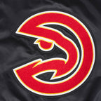 NBA ATLANTA HAWKS RETRO CLASSIC BLOUSON EN SATIN À BORDS CÔTELÉS POUR FEMME (NOIR/ROUGE/NOIR)
