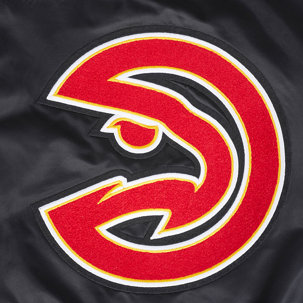 NBA ATLANTA HAWKS RETRO CLASSIC BLOUSON EN SATIN À BORDS CÔTELÉS POUR FEMME (NOIR/ROUGE/NOIR)
