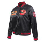 NBA ATLANTA HAWKS RETRO CLASSIC BLOUSON EN SATIN À BORDS CÔTELÉS POUR FEMME (NOIR/ROUGE/NOIR)