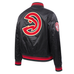 NBA ATLANTA HAWKS RETRO CLASSIC BLOUSON EN SATIN À BORDS CÔTELÉS POUR FEMME (NOIR/ROUGE/NOIR)