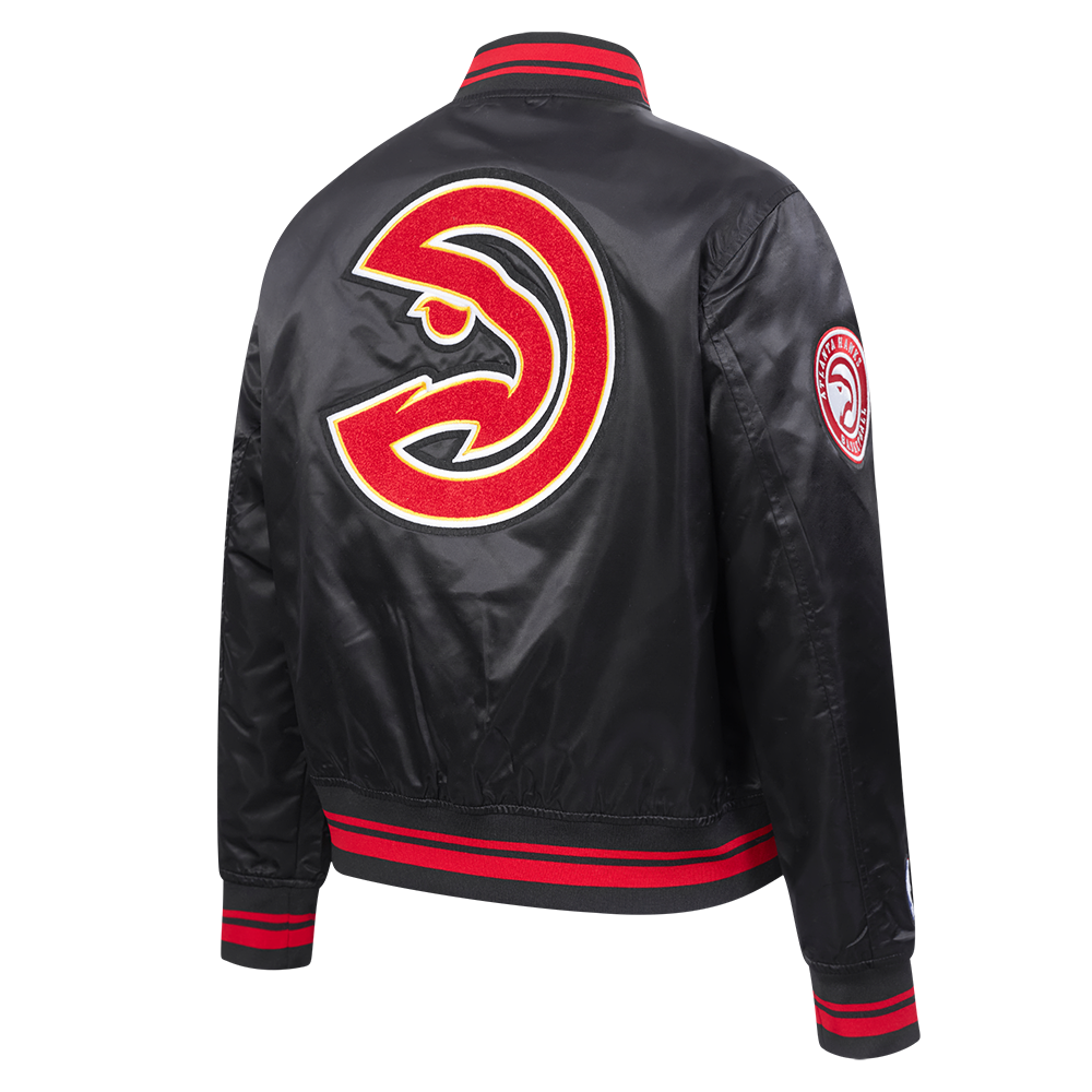 NBA ATLANTA HAWKS RETRO CLASSIC BLOUSON EN SATIN À BORDS CÔTELÉS POUR FEMME (NOIR/ROUGE/NOIR)
