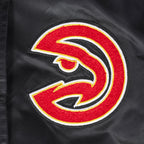 NBA ATLANTA HAWKS RETRO CLASSIC BLOUSON EN SATIN À BORDS CÔTELÉS POUR FEMME (NOIR/ROUGE/NOIR)